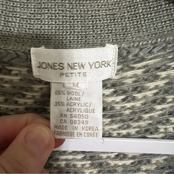 Vintage Jones New York Wool Blend Gray and Cream Chevron Cardigan size M Petite - Picture 5 of 7